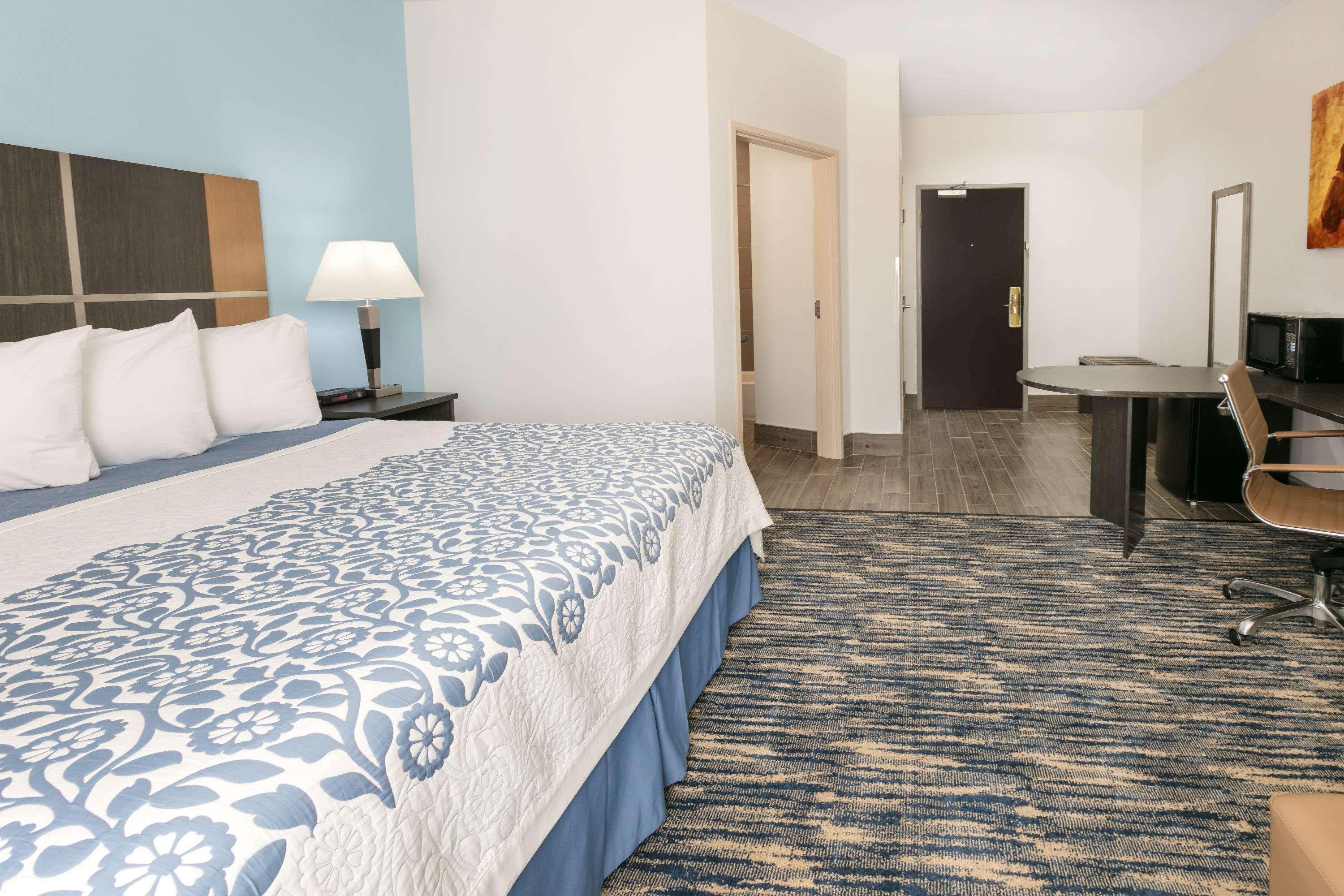 Days Inn & Suites By Wyndham Lubbock Medical Center Exterior foto