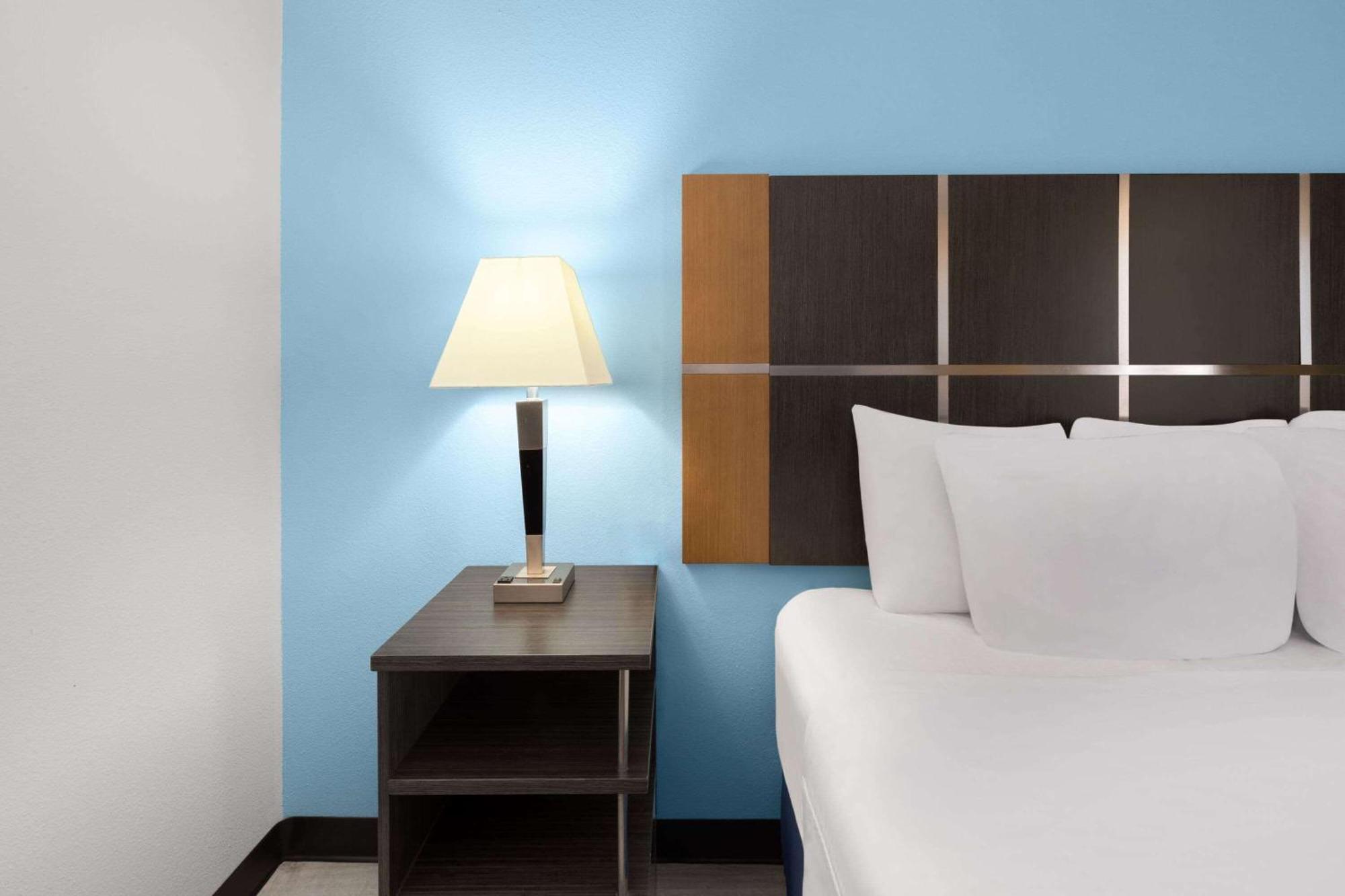 Days Inn & Suites By Wyndham Lubbock Medical Center Exterior foto